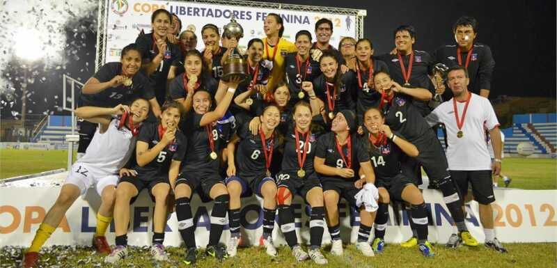 Colo Colo celebra la Copa Libertadores femenina que obtuvo en 2012.