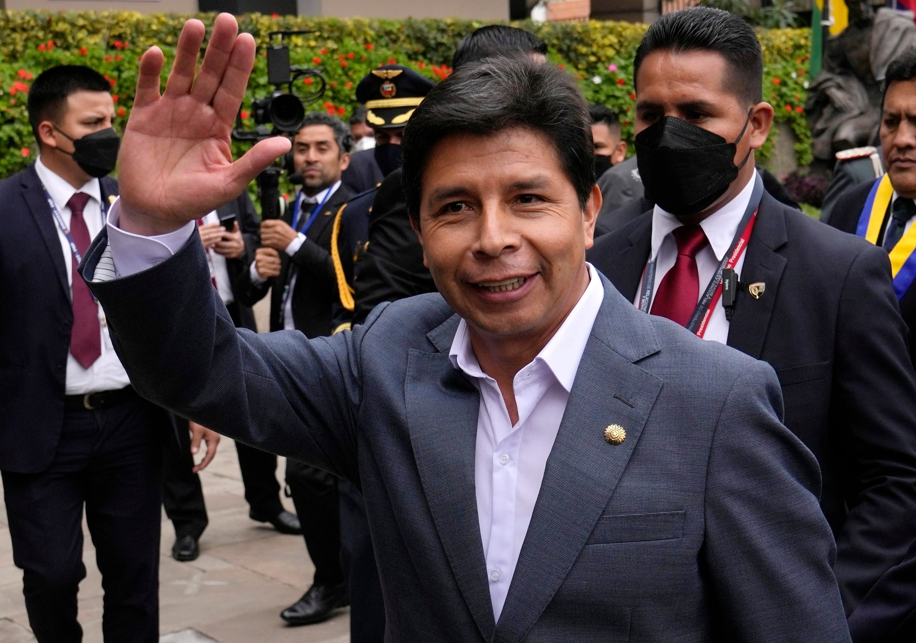 Pedro Castillo, presiente de Perú, saluda luego de participar de la Cumbre de la Comunidad Andina. Foto: AP.