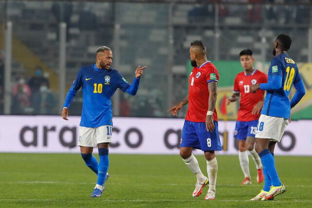 Neymar y Vidal, en el choque que se disputó en el Monumental.