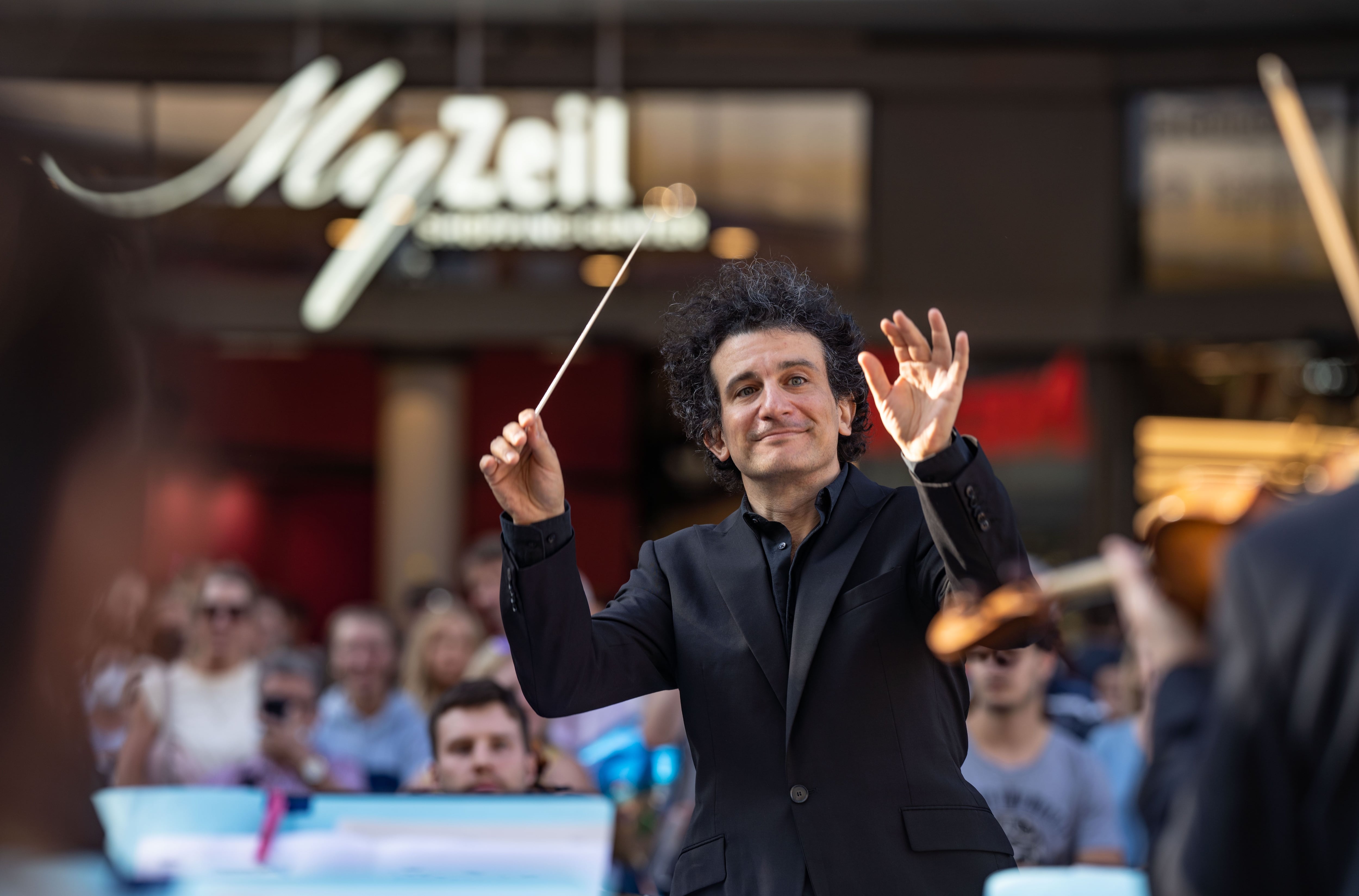 HR Symphony Orchestra plays in pedestrian zone