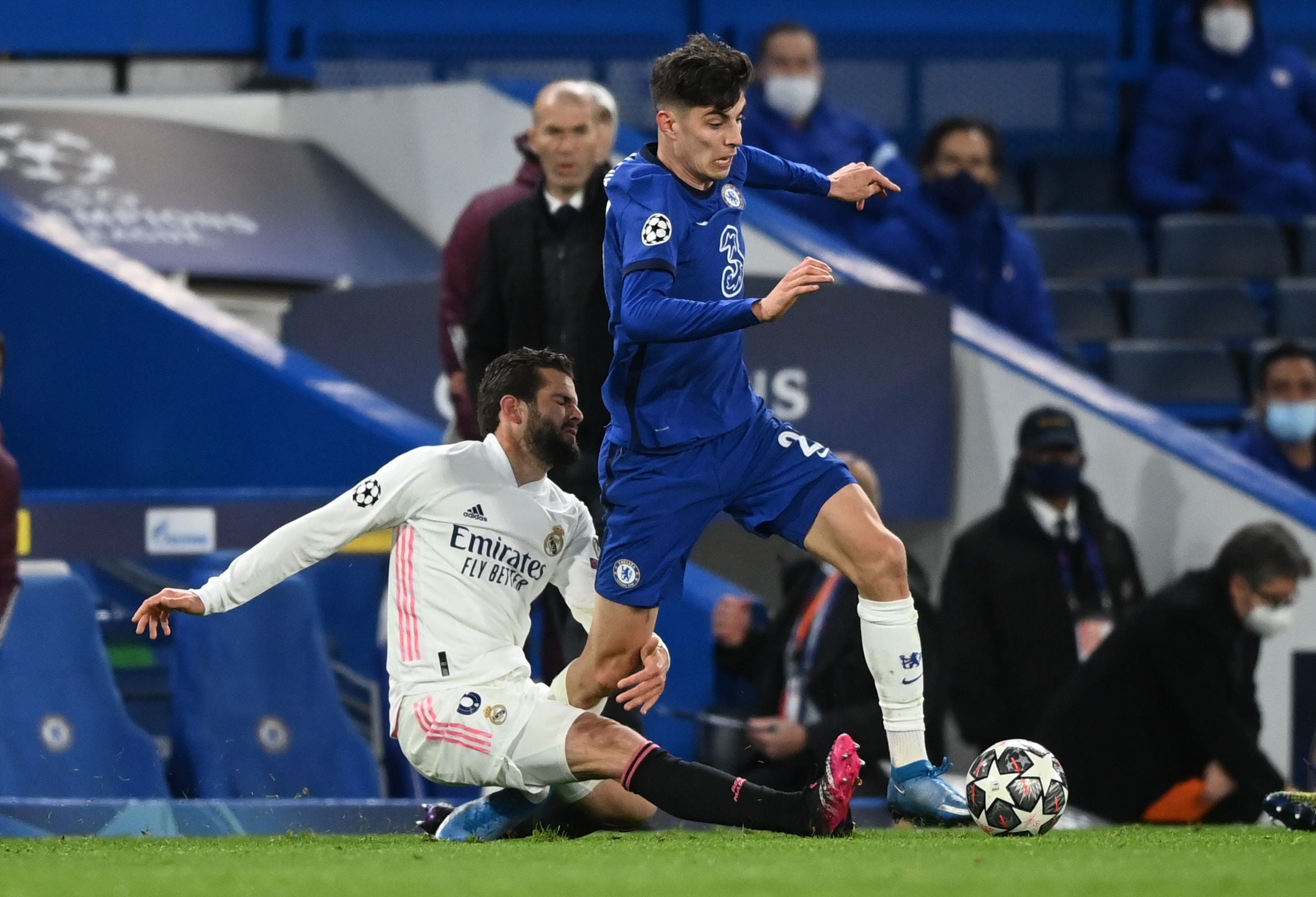 Nacho disputa un balón ante Havertz, en la semifinal de la Champions entre el Real Madrid y el Chelsea