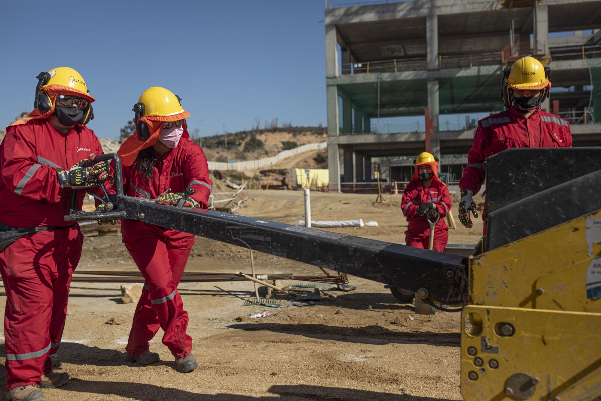 Mujeres construyendo