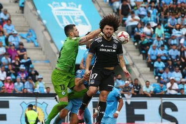 Maximiliano Falcón disputa el balón con el golero iquiqueño Daniel Sappa