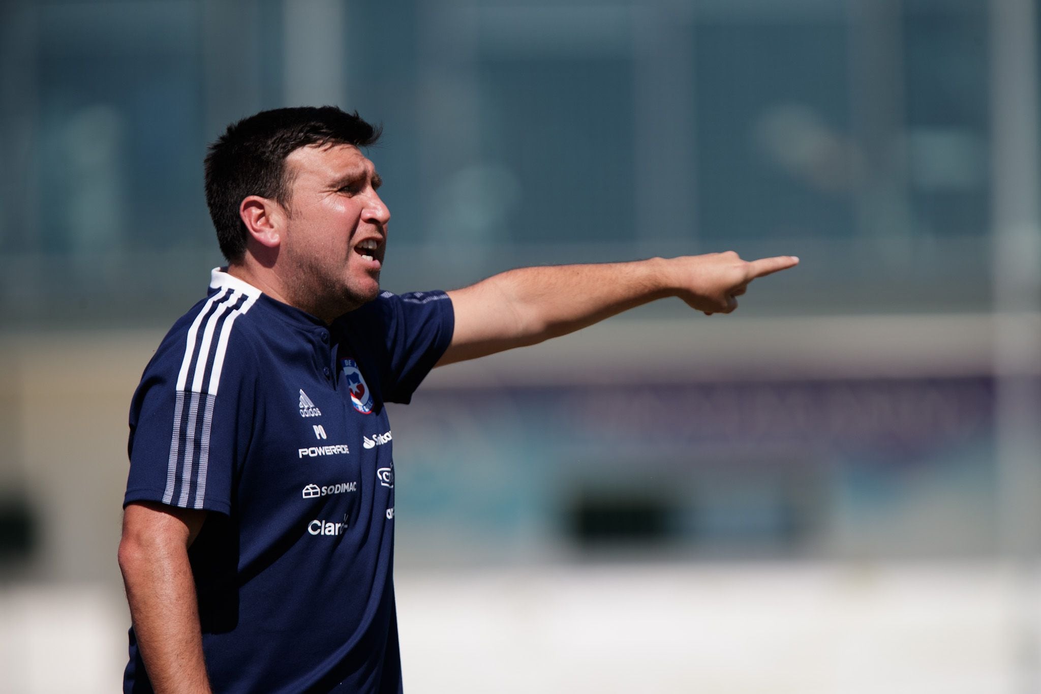 Patricio Ormazábal dando instrucciones en la derrota ante Marruecos, en España.