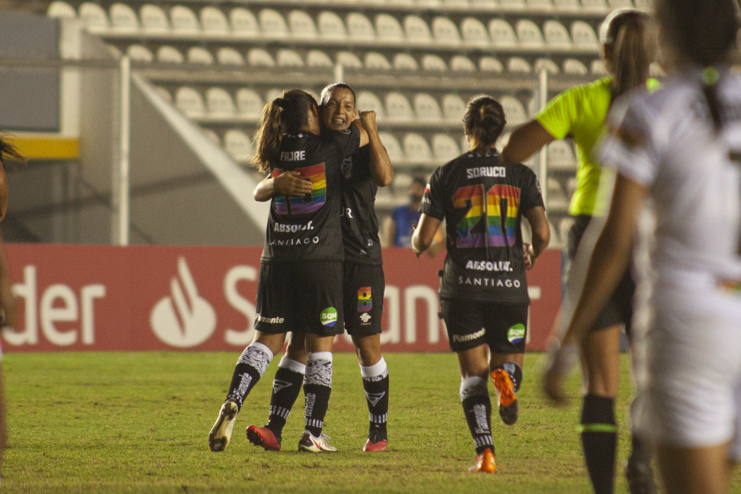 Karen Araya celebrando su gol