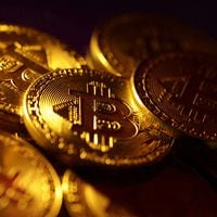 El bitcóin cae un 10% en la semana y toca mínimos de febrero por debajo de los US$54.000