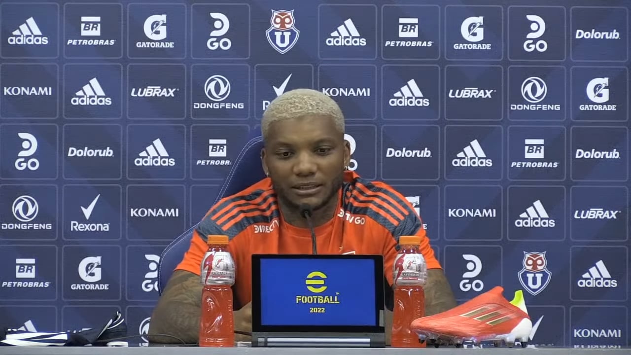 Junior Fernandes durante su presentación oficial en Universidad de Chile.