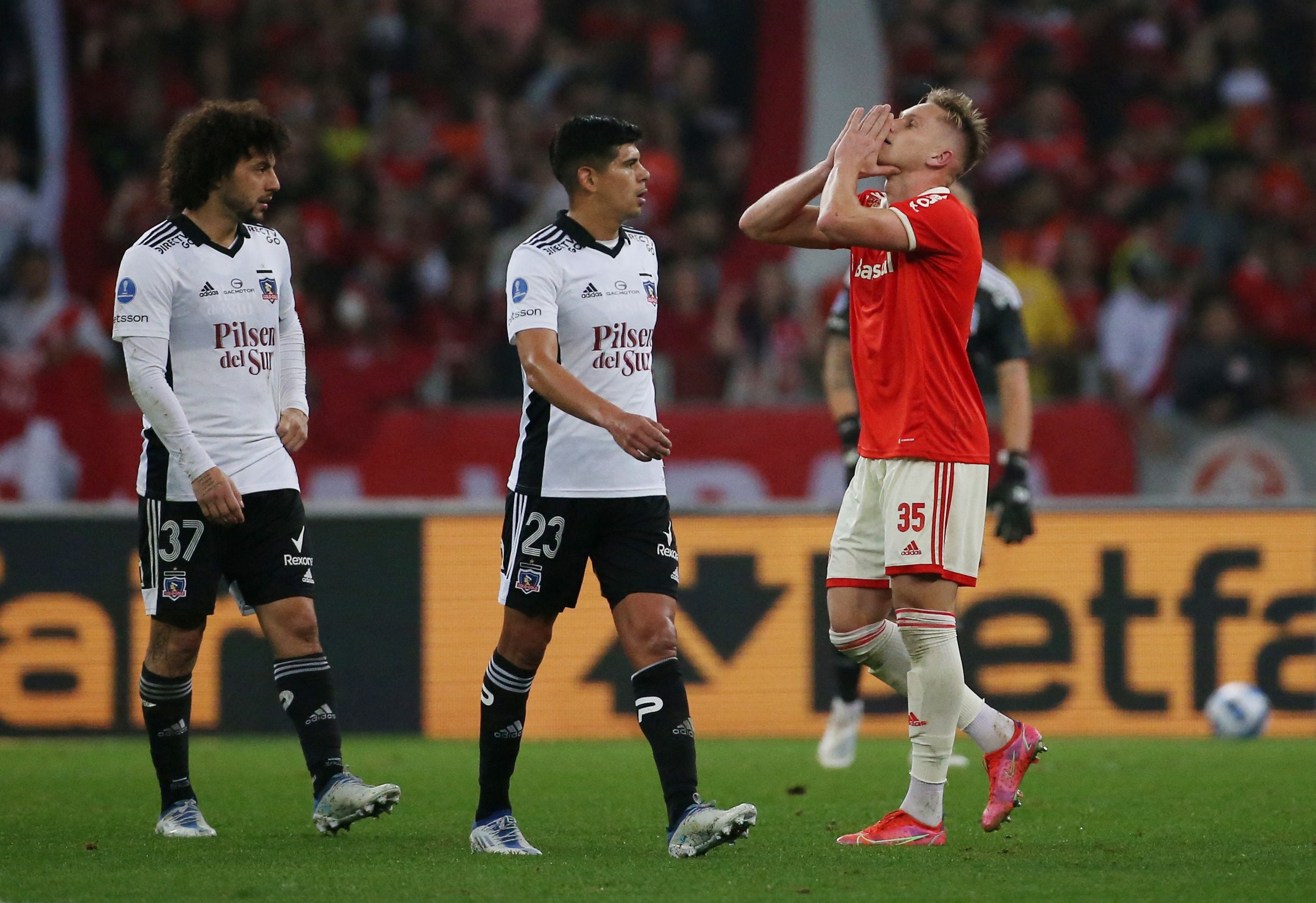 Alexandre Alemao celebra ante Falcón y Esteban Pavez