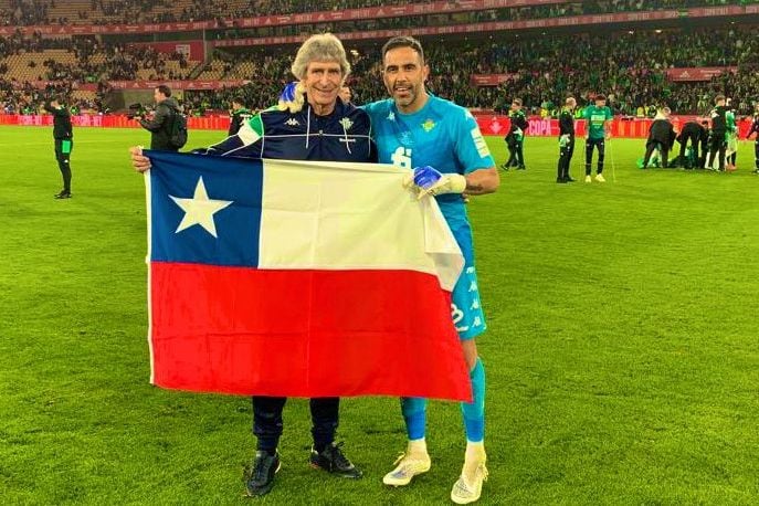 Manuel Pellegrini y Claudio Bravo en medio de las celebraciones del título de la Copa del Rey.