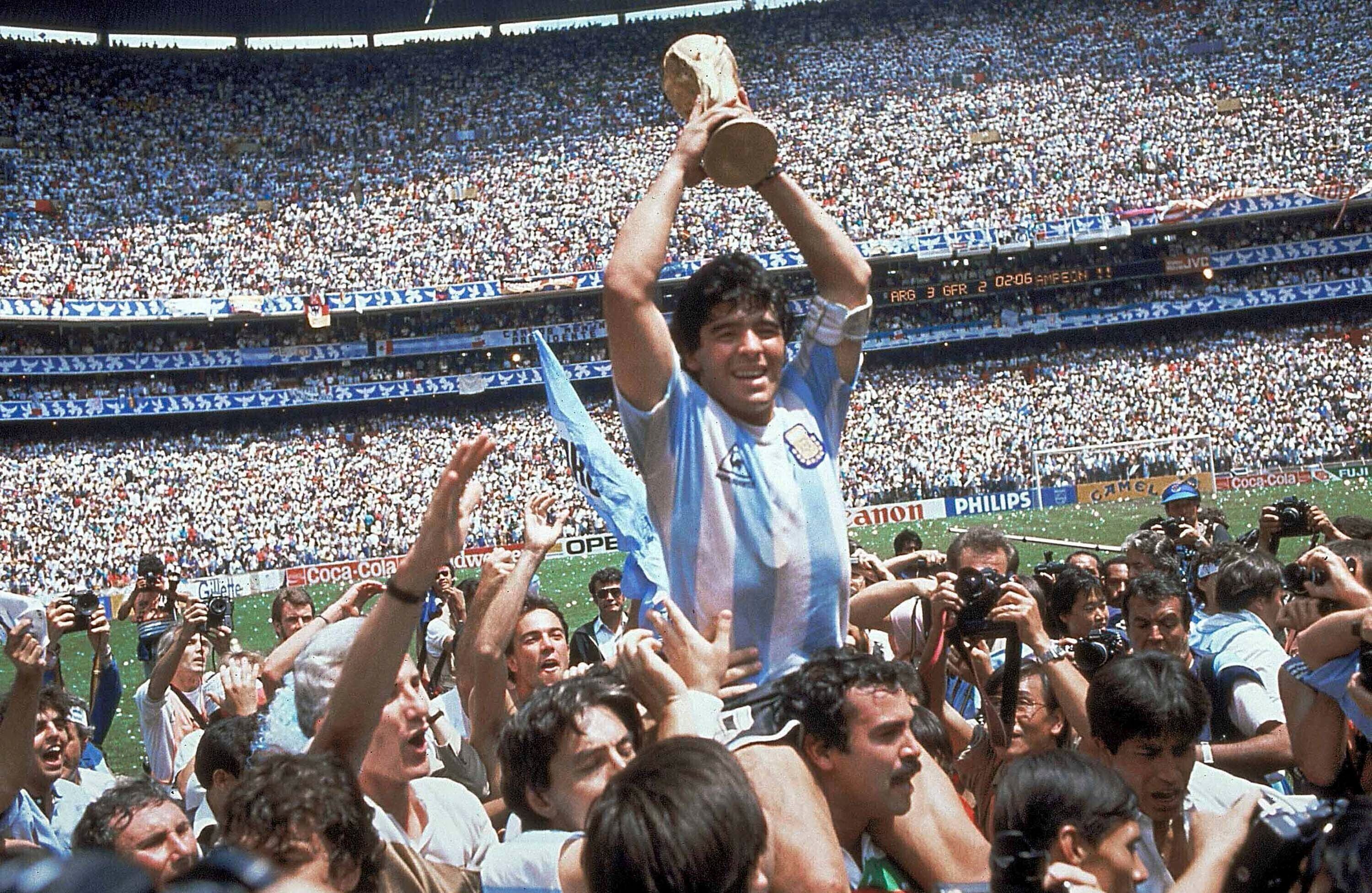 Maradona en su momento más sublime: levantando la Copa del Mundo