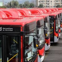 De los “carros de sangre” a la RED: La evolución del transporte público en Santiago