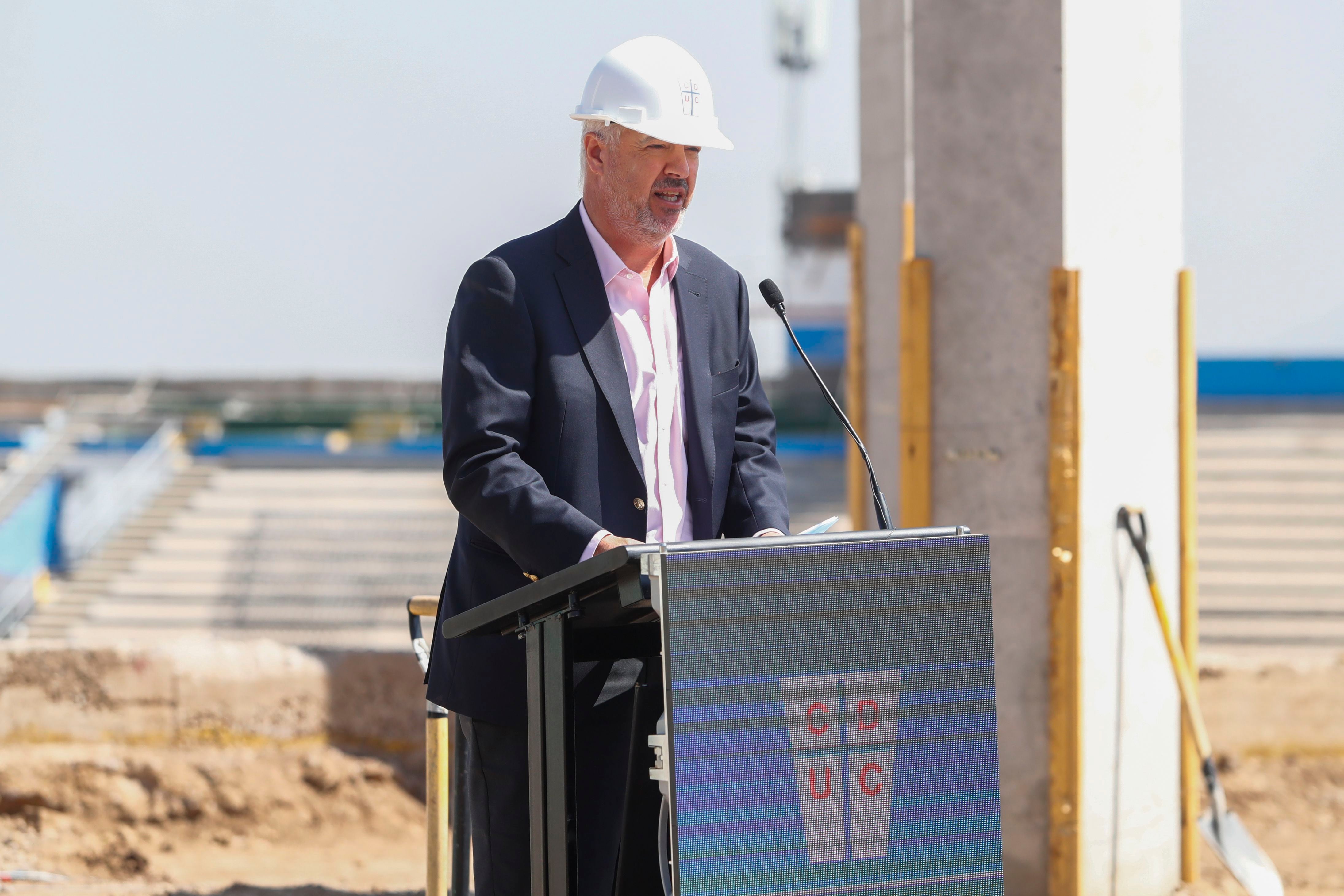 Juan Tagle, presidente de Cruzados, lidera la ceremonia de colocación de la primera piedra del nuevo estadio San Carlos de Apoquindo.