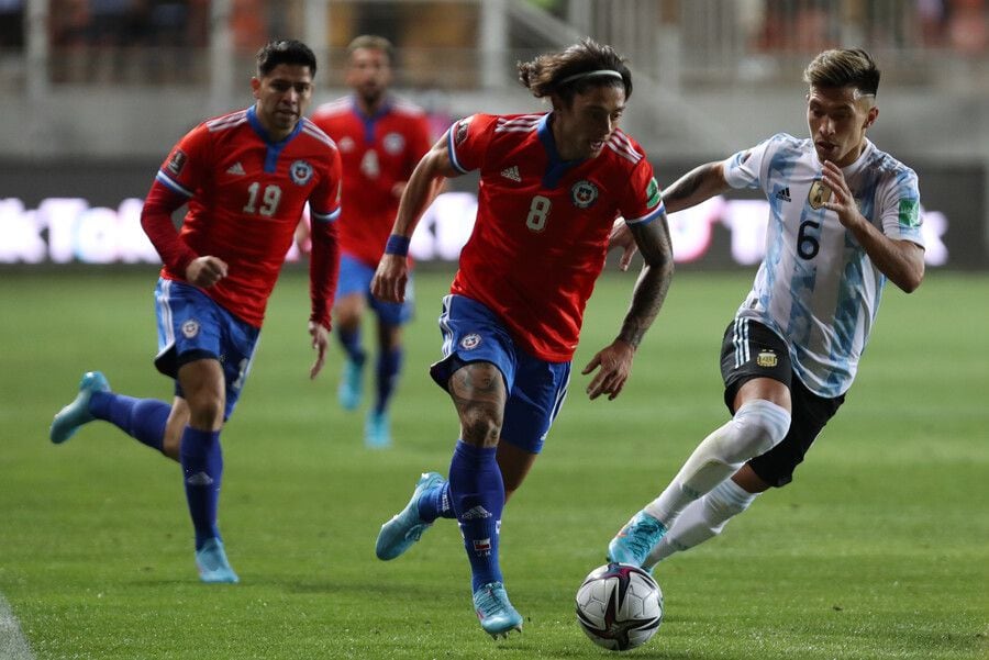 Joaquín Montecinos en medio del partido eliminatorio contra Argentina en Calama.