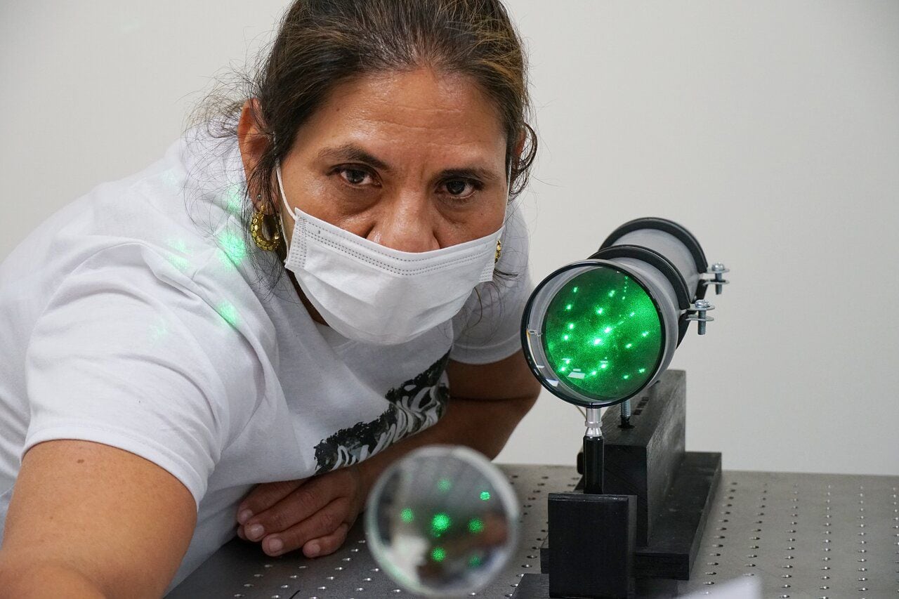 Mujeres de Antofagasta y Viña del Mar se capacitan preparando los espejos astronómicos de los futuros telescopios que se instalarán en Chile