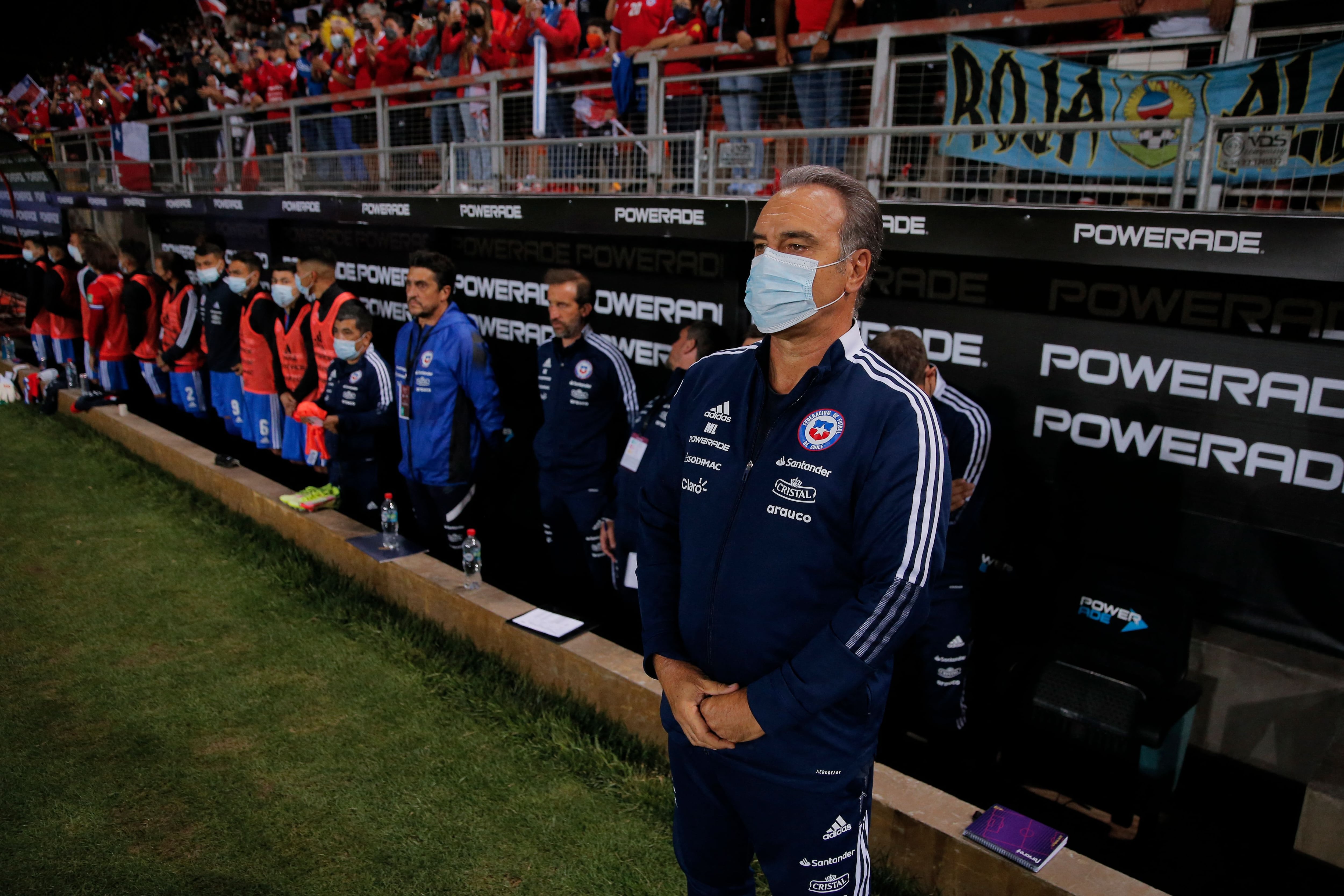 Lasarte, en la banca de Chile, en el partido ante Argentina, en Calama 