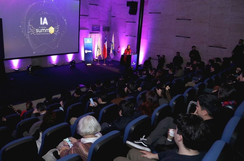 Andrea Obaid, periodista científica y conductora del Summit IAA en el auditorio de la Sede San Joaquín de Duoc UC.