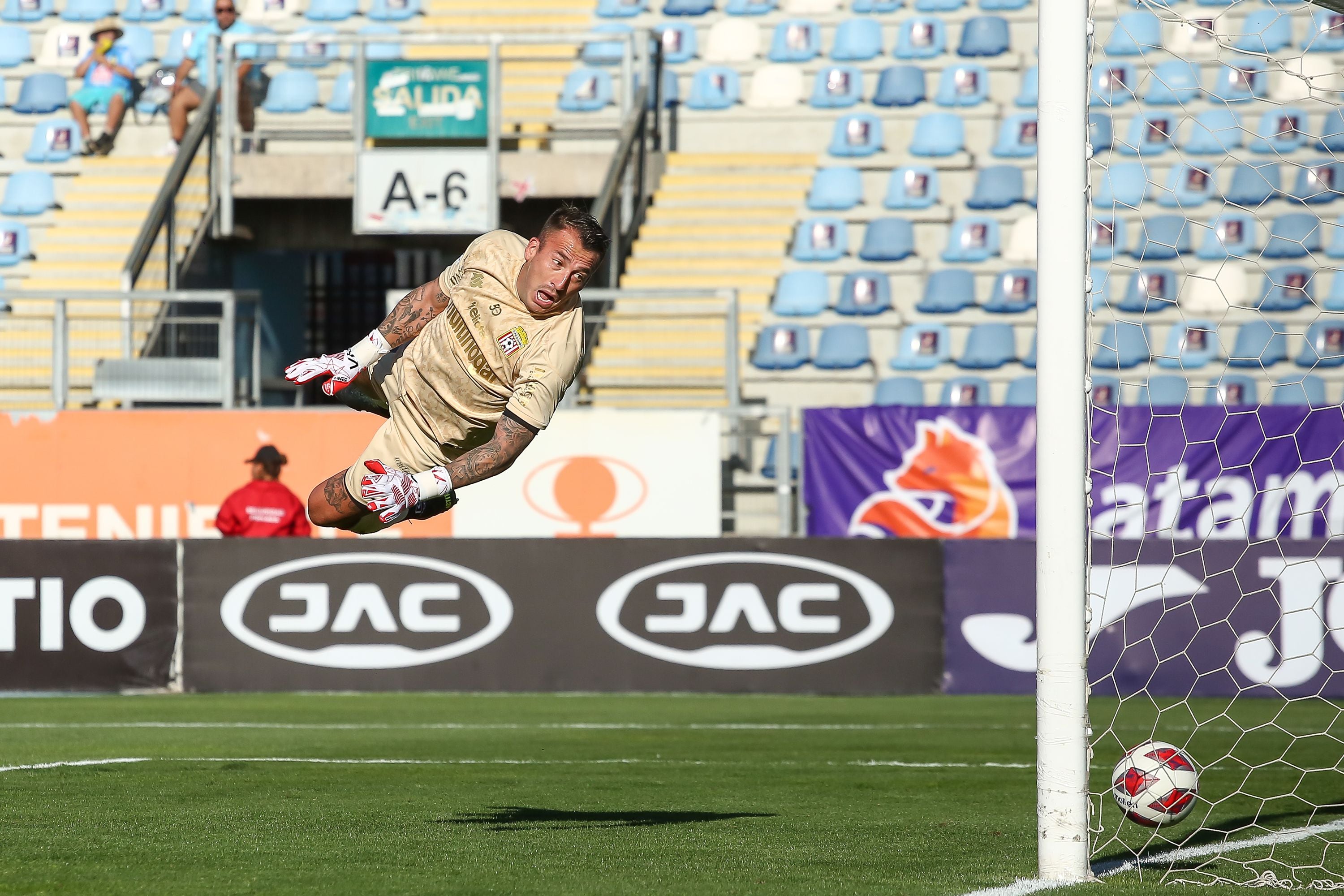 En el primer gol de O'Higgins, Fabián Cerda (una de las figuras de Curicó Unido) voló literalmente para la foto.