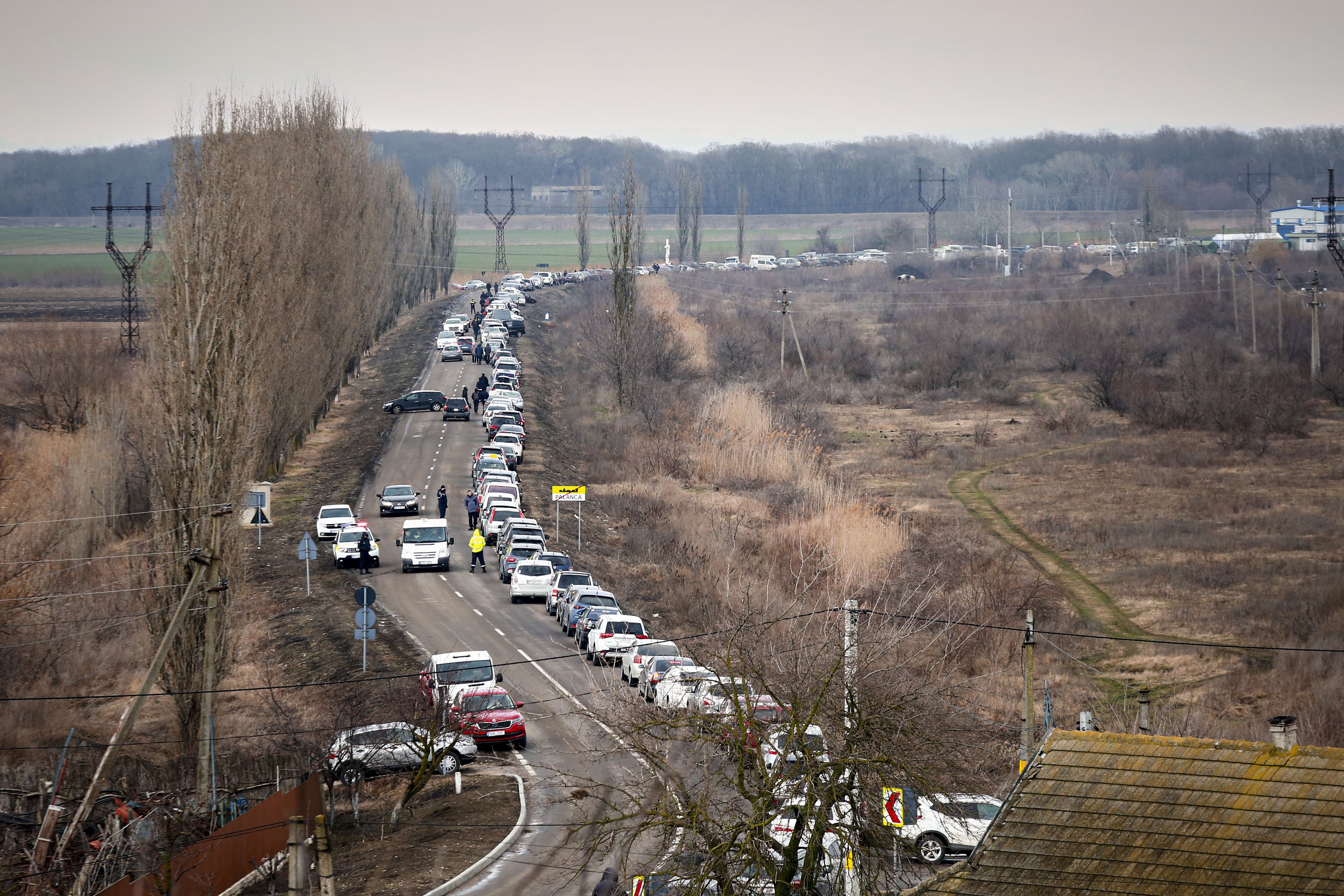 Imagen de principios de la invasión, en Palanca, Moldavia, donde cientos de autos y familias ucranianas cruzaron la frontera para refugiarse de la guerra. Foto: AP