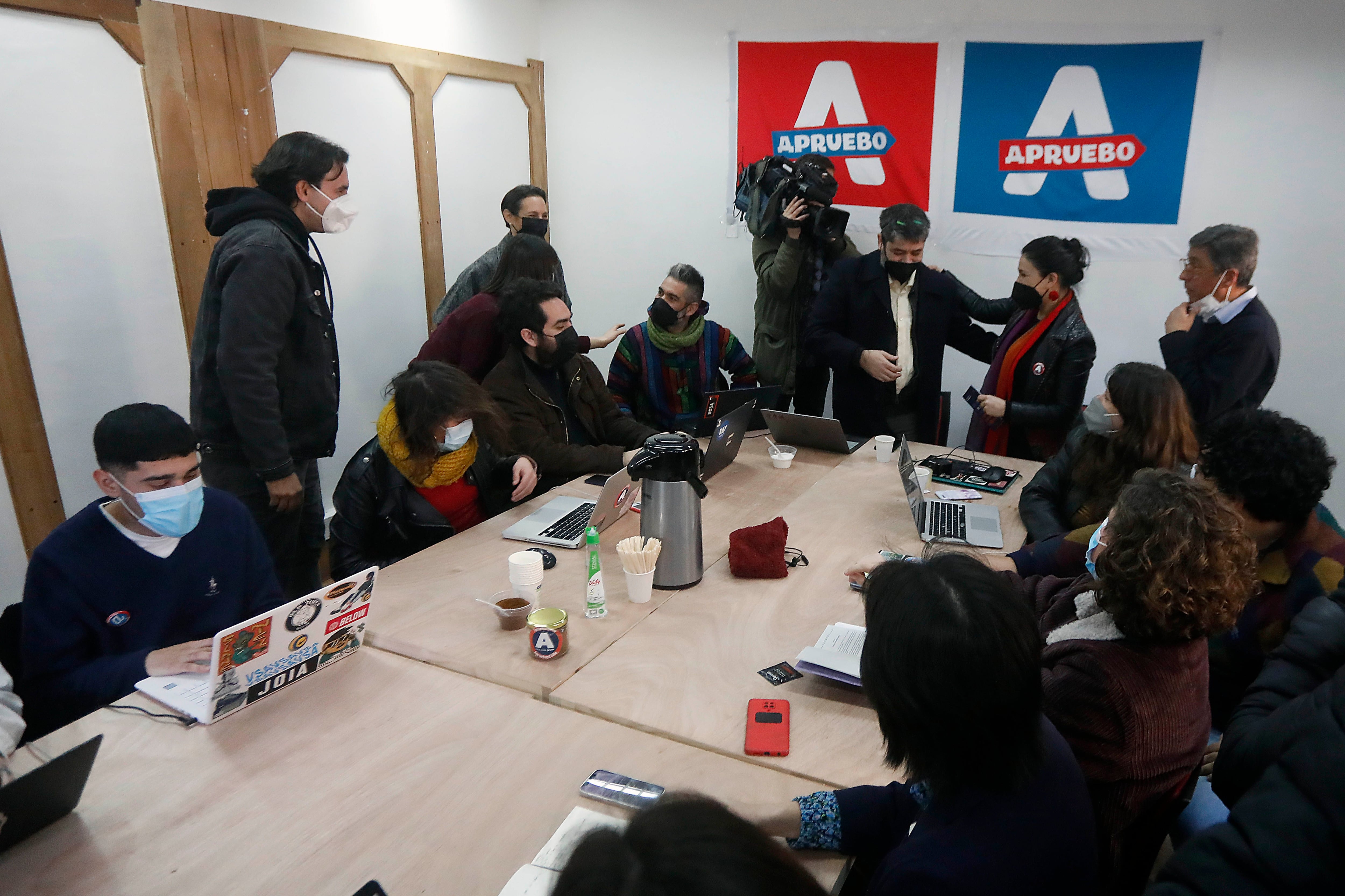 Karol Cariola y Vlado Mirosevic presentan la  Casa del Apruebo 