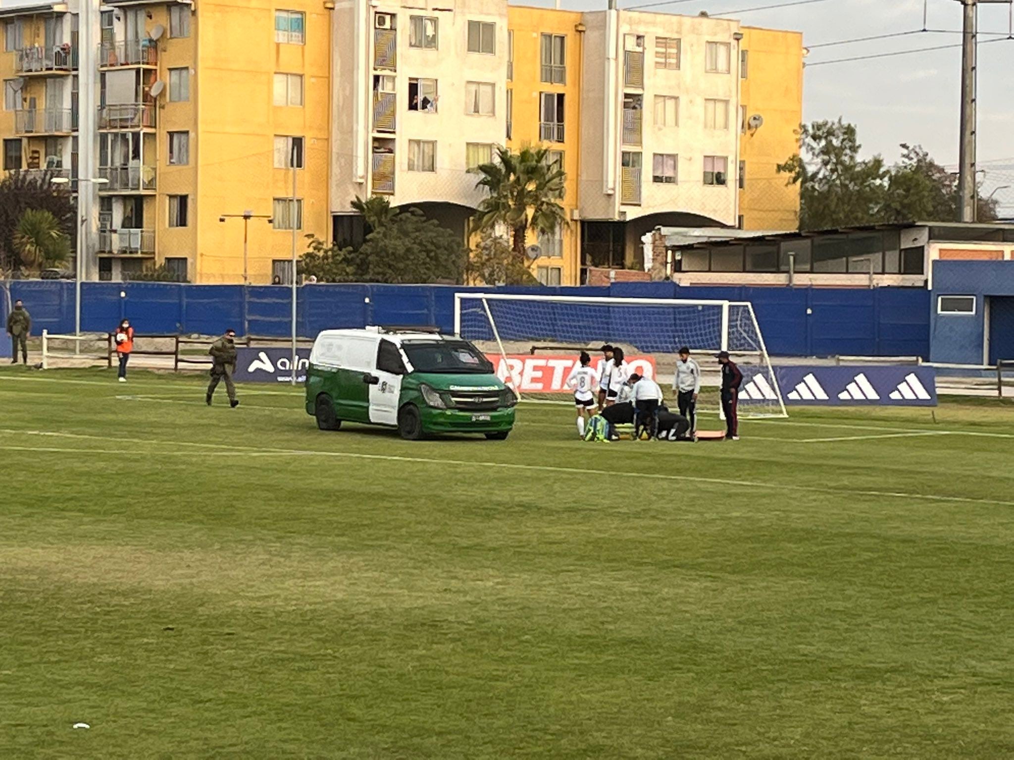 Una patrulla de Carabineros entró a la cancha para llevarse a Javiera Grez, ante la falta de la ambulancia. FOTO: @revistafutfem