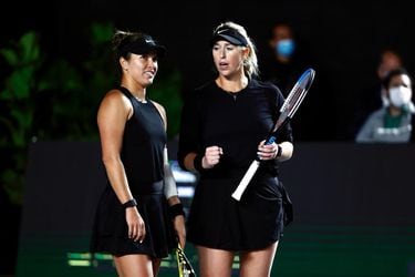 Guarachi y Krawczyk, durante el segundo partido de la fase de grupos de las Akron WTA Finals. FOTO: WTA.