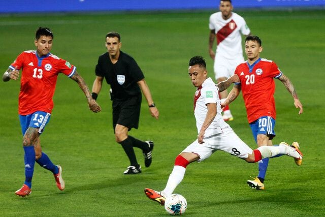 Pulgar y Aránguiz enfrentando al peruano Christian Cueva.