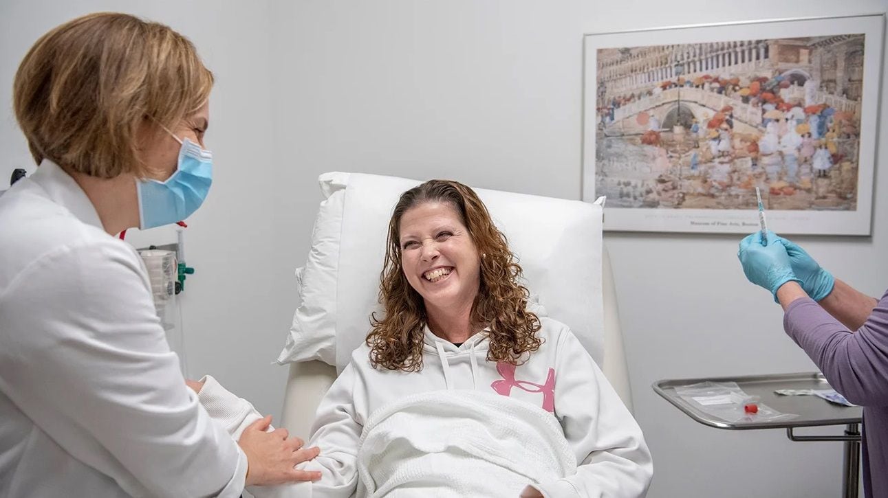 Primera mujer del mundo en recibir vacuna contra el cáncer de mama lleva 5 años sin la enfermedad