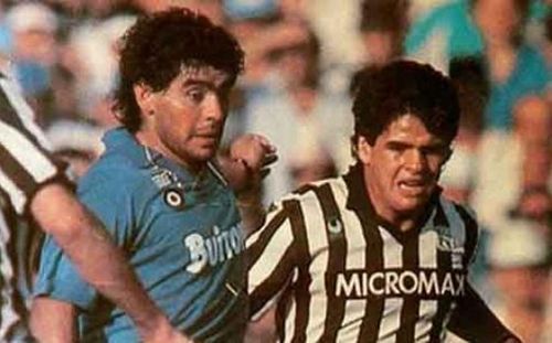 Los hermanos Maradona, en un choque entre el Napoli y el Ascoli.