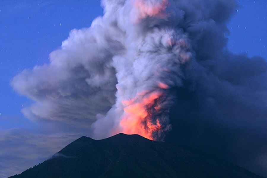 Volc n Agung da un respiro a los turistas y reabre el 