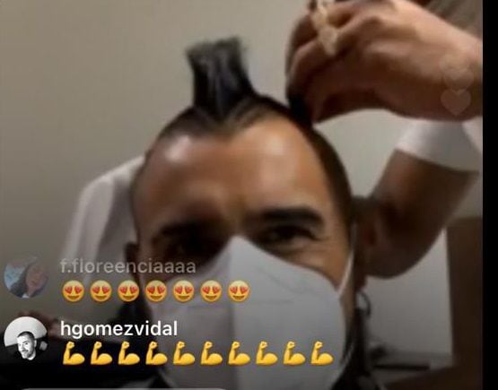 Arturo Vidal se corta el cabello al interior del hotel en el que la selección chilena se concentra para enfrentar a Uruguay. FOTO: Instagram