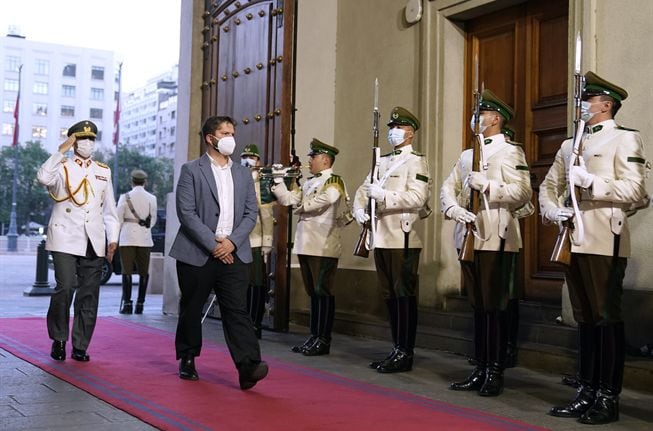 El Presidente Gabriel Boric arribando a La Moneda