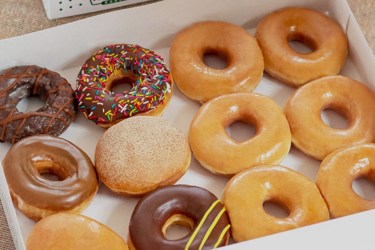 La turbulenta historia tras Krispy Kreme, la firma de donas que causó furor en su apertura en Chile con gente acampando