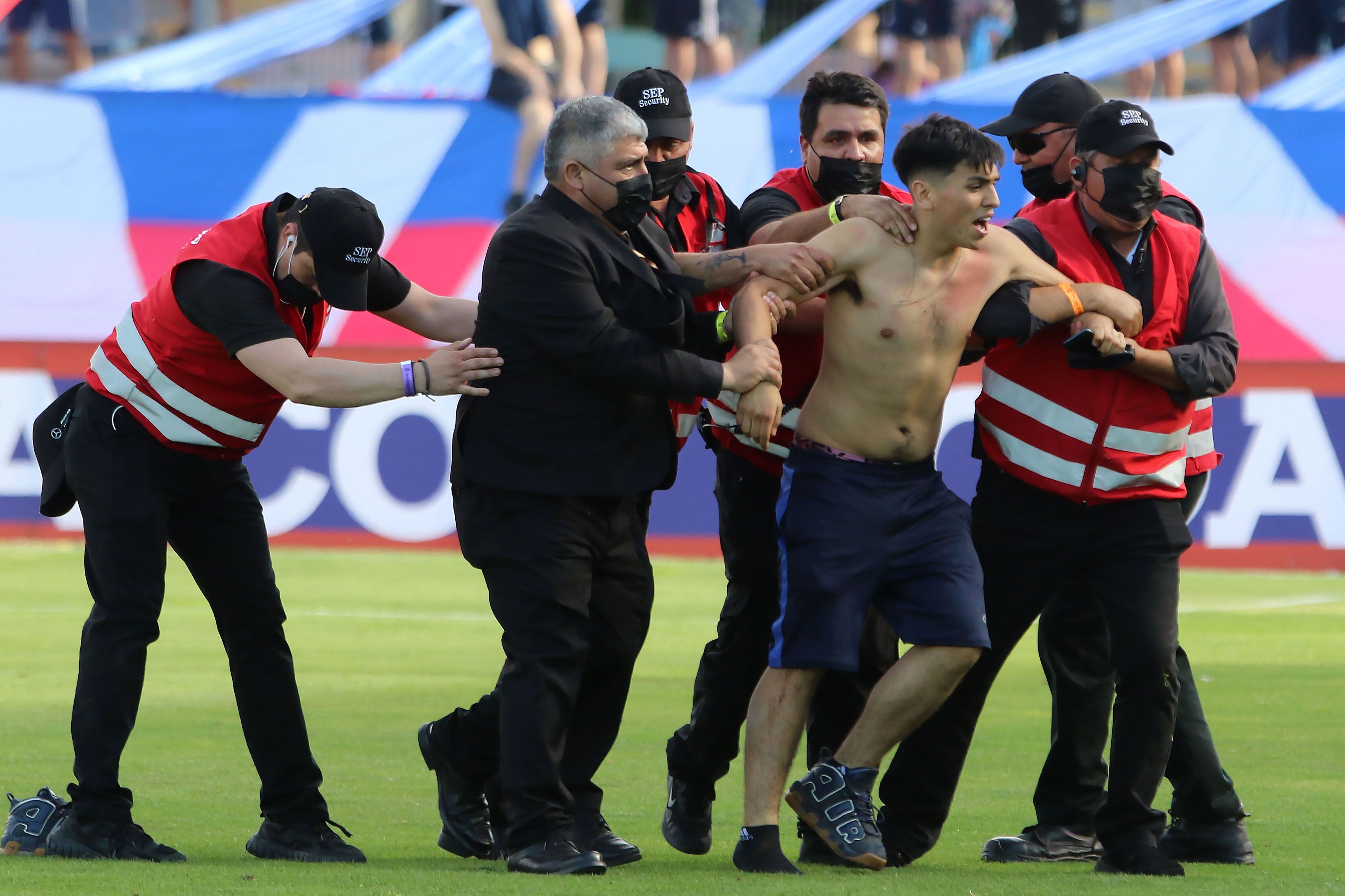 Uno de los barristas de la U que invadió el campo de juego en Rancagua