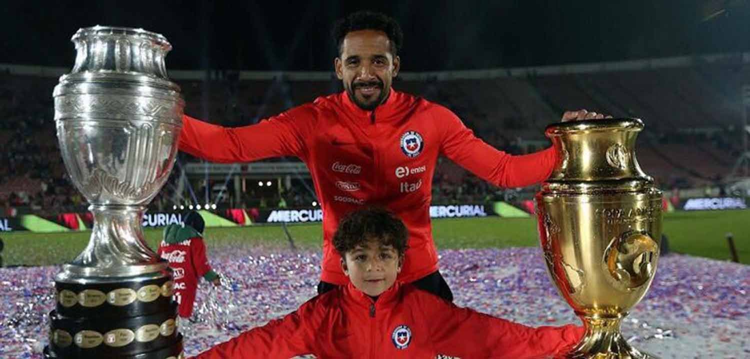 Jean Beausejour posa con la Copa América y la Copa América Centenario, los dos trofeos que levantó con la Roja.