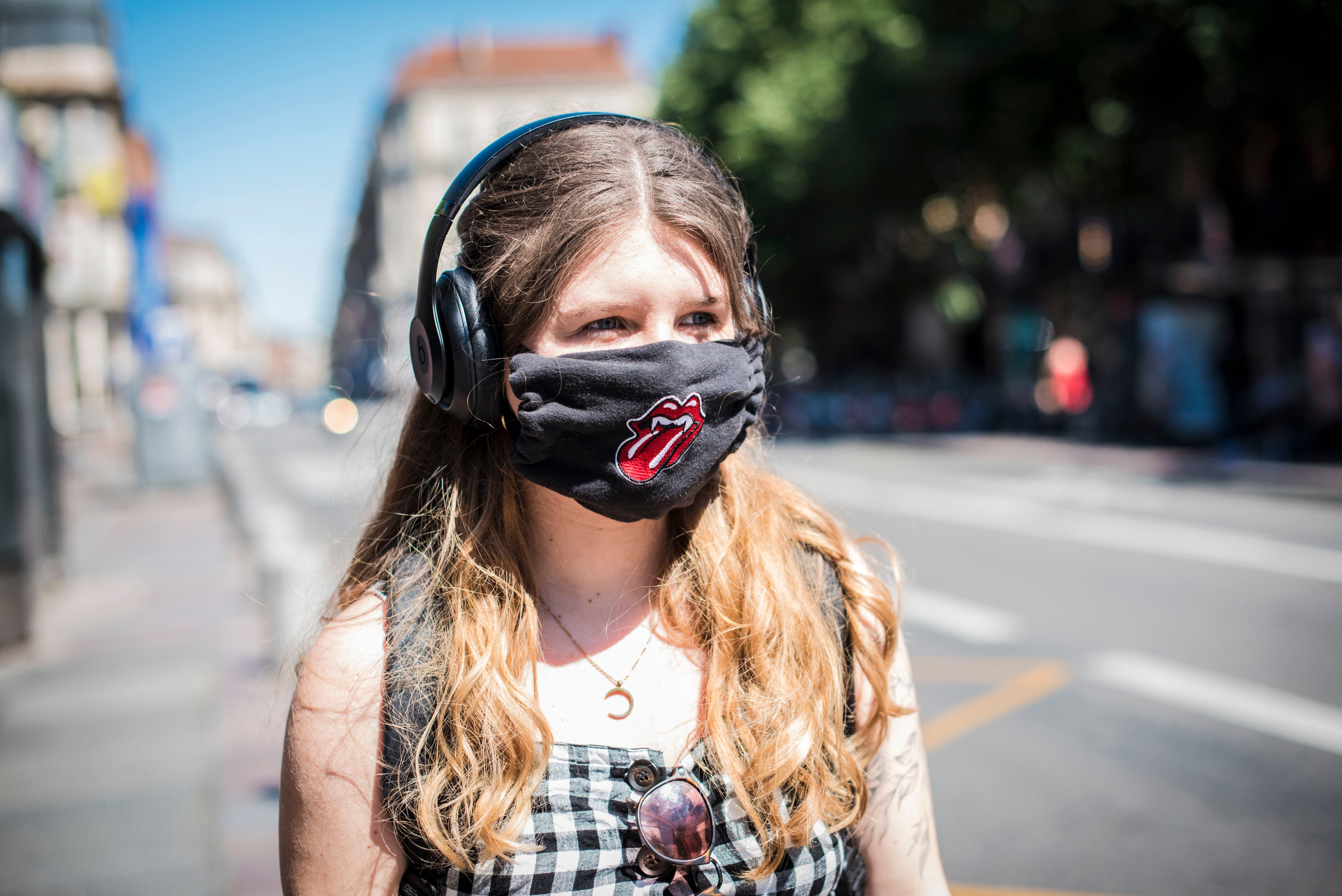 FRANCE - CITY CENTER- FUN PROTECTION MASKS - YOUNG GIRL -