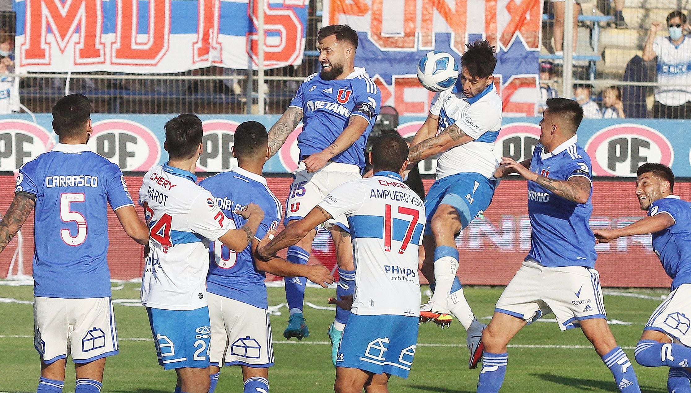 Universidad Católica y Universidad de Chile se pelean por traer al mejor entrenador para su primer equipo.