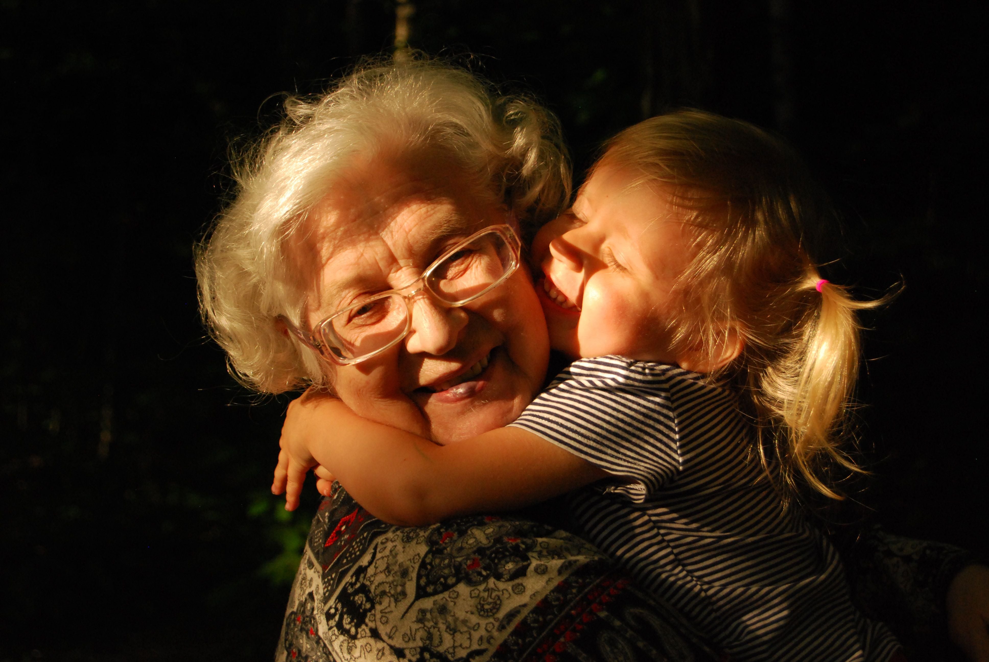 Los países en que las personas comparten más años con sus abuelos - La  Tercera