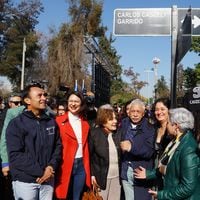 Municipalidad de Santiago renombra calle en homenaje a Carlos Caszely, el “Rey del Metro Cuadrado”