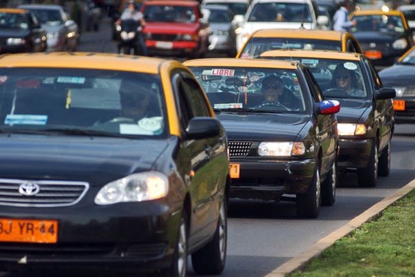 Taxistas protestan frente a la Moneda 