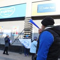 Huelga en Walmart continúa mientras la empresa llega a acuerdo con un sindicato