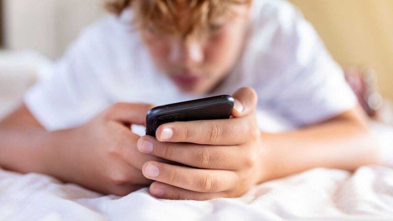 Comprar un móvil a un niño: a qué edad regalar un smartphone y