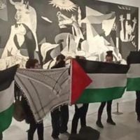 Manifestantes piden un minuto de silencio por Gaza frente al Guernica de Picasso