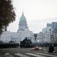 Gobierno argentino culpa al kirchnerismo por desmanes en el Congreso y Fiscalía acusaría a responsables de “sedición” 