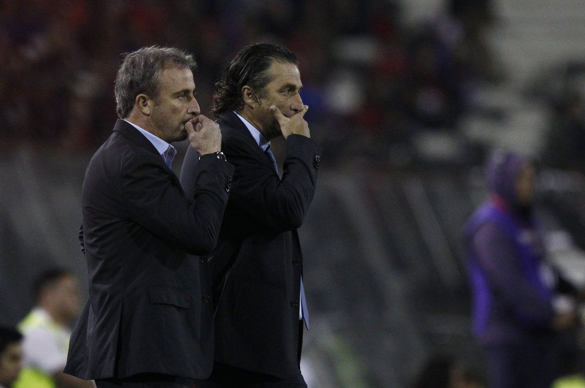 Manuel Suárez y Juan Antonio Pizzi, en un partido de la Roja.