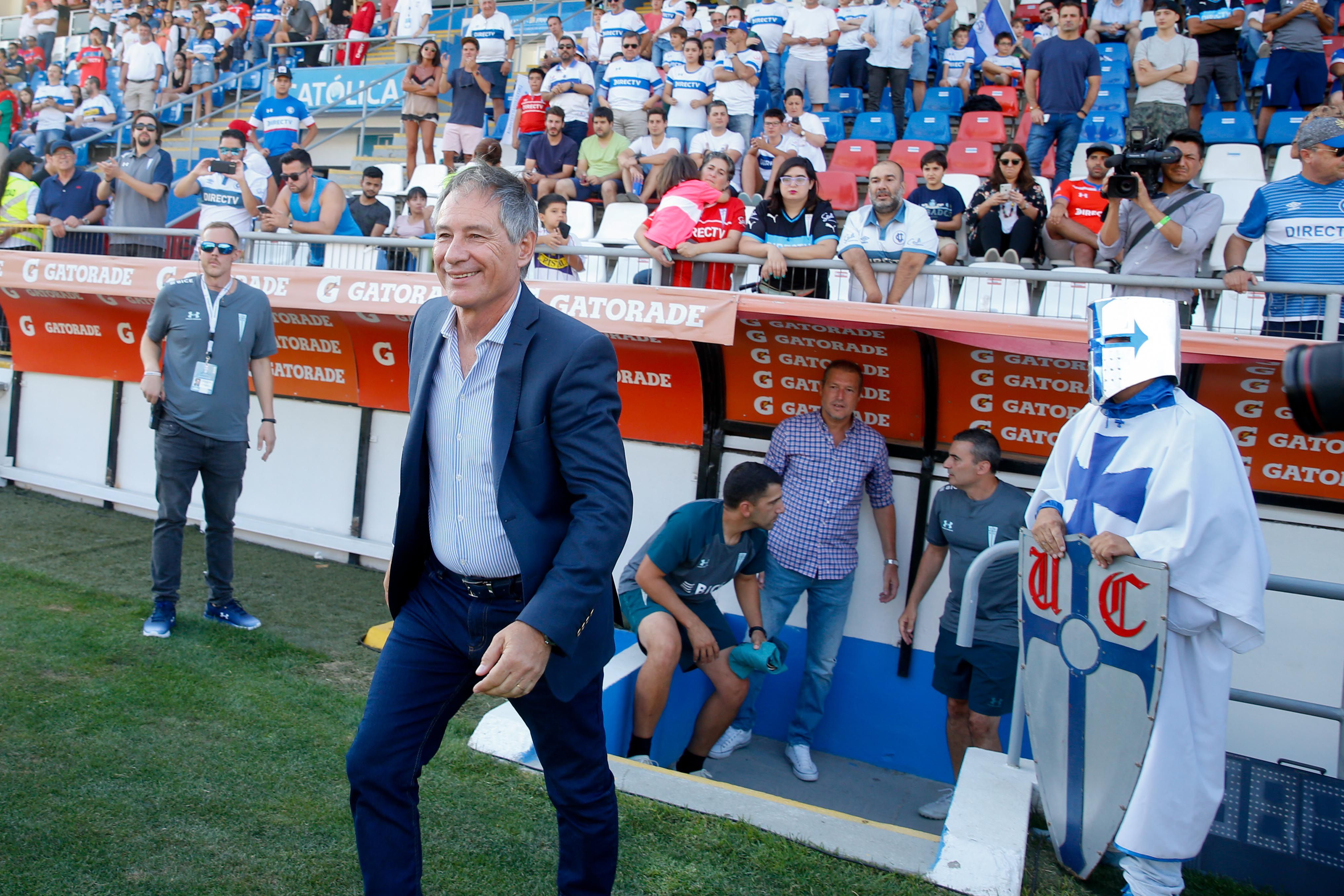 Ariel Holan pisa la cancha de San Carlos de Apoquindo, en diciembre del 2019.