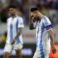 Del “miedo sicológico” a ser salvado por el Dibu Martínez: la difícil noche de Messi tras fallar un penal a lo Panenka