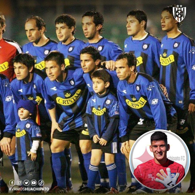 Martín Parra, el debutante arquero de Huachipato, fotografiándose de niño junto al primer equipo.