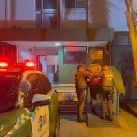 Detienen a dos sujetos por robo de vehículos en Las Condes: Carabineros les disparó en 11 oportunidades tras intentar atropellarlos