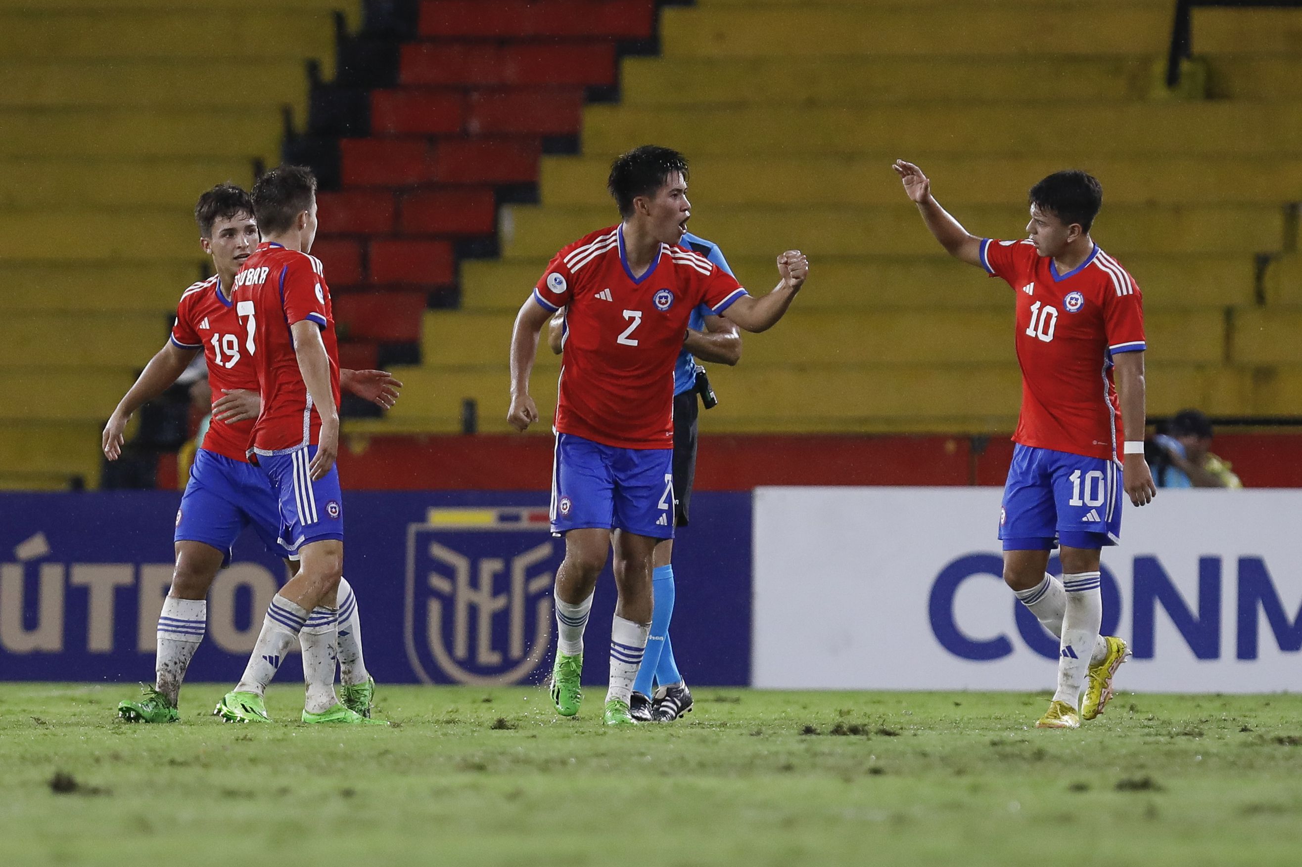 Los jugadores de la Roja Sub 17, celebrando.