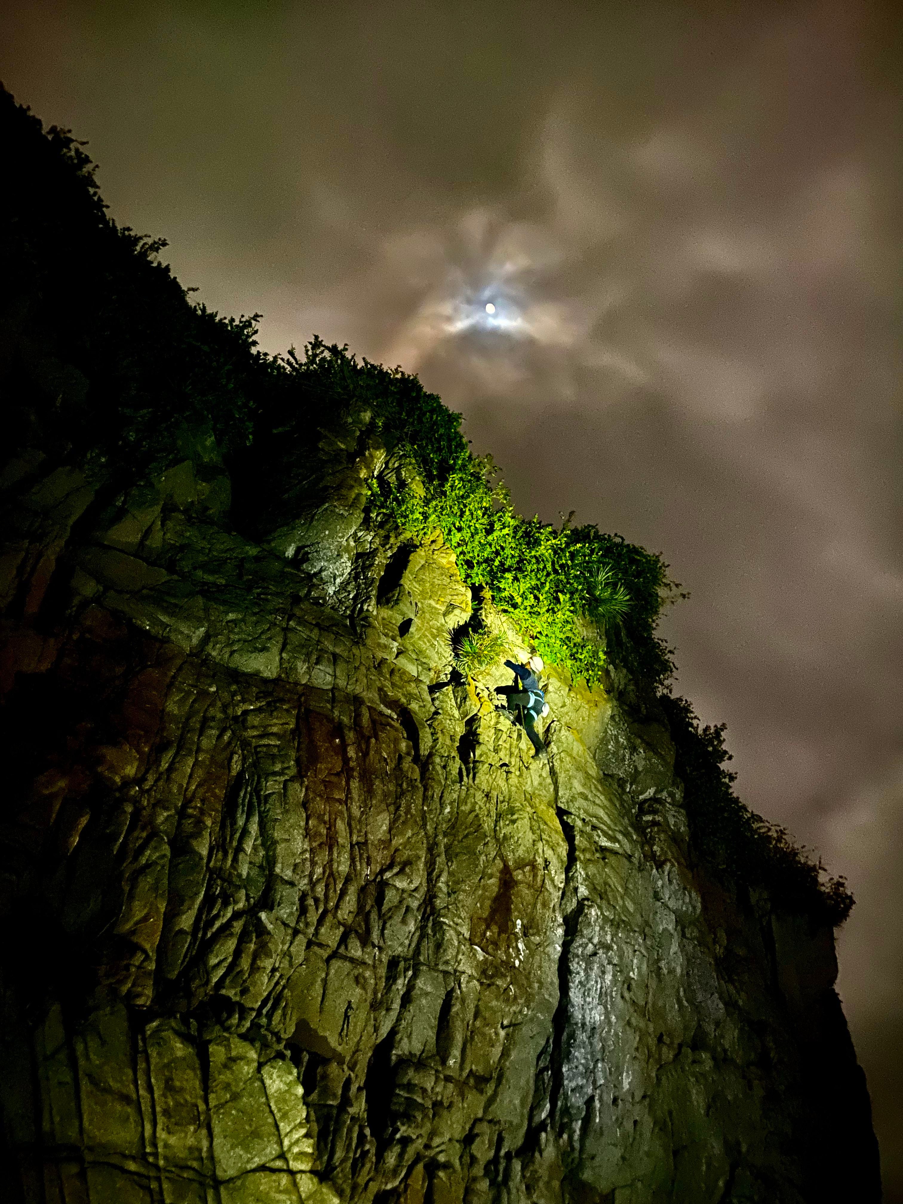 Escalando bajo luna